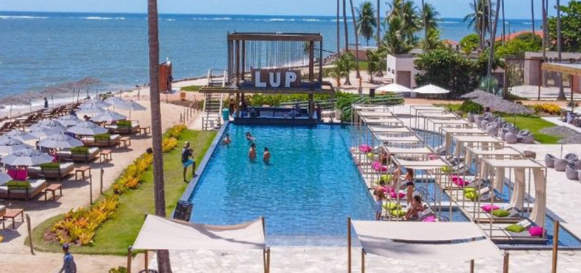 Entre o azul do mar e o frescor de uma piscina de 380 m², você escolhe: relaxar, se deliciar com o melhor da gastronomia pernambucana ou se aventurar com esportes náuticos e passeios inesquecíveis.