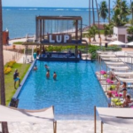 Entre o azul do mar e o frescor de uma piscina de 380 m², você escolhe: relaxar, se deliciar com o melhor da gastronomia pernambucana ou se aventurar com esportes náuticos e passeios inesquecíveis.